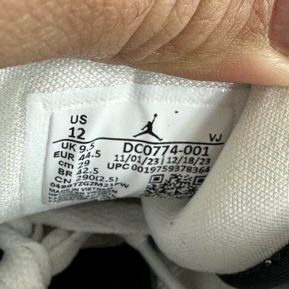 Jordan 1 Low Men's size 10.5/Women size 12 Jade Smoke Black Green Casual Shoes D - Picture 8 of 8